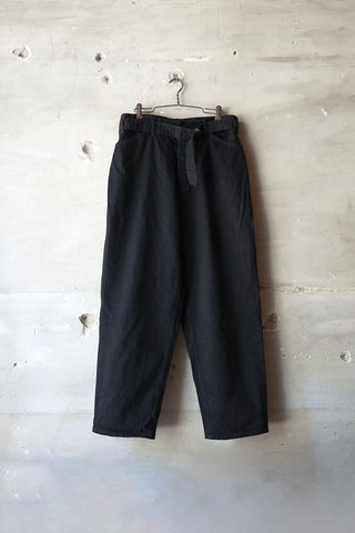 ブラックデニム ベルテッドパンツ